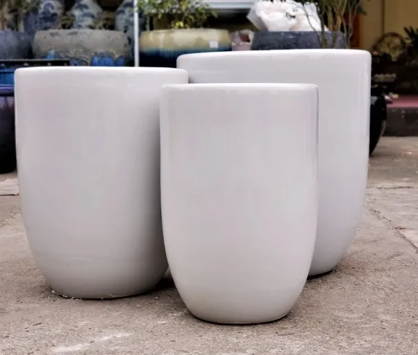 Cận cảnh bề mặt men trơn bóng của chậu trồng cây bằng sứ