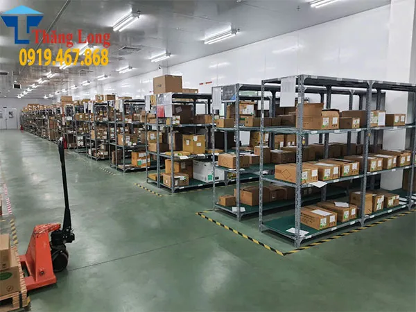 Kệ sắt V lỗ dùng để trưng bày văn phòng phẩm