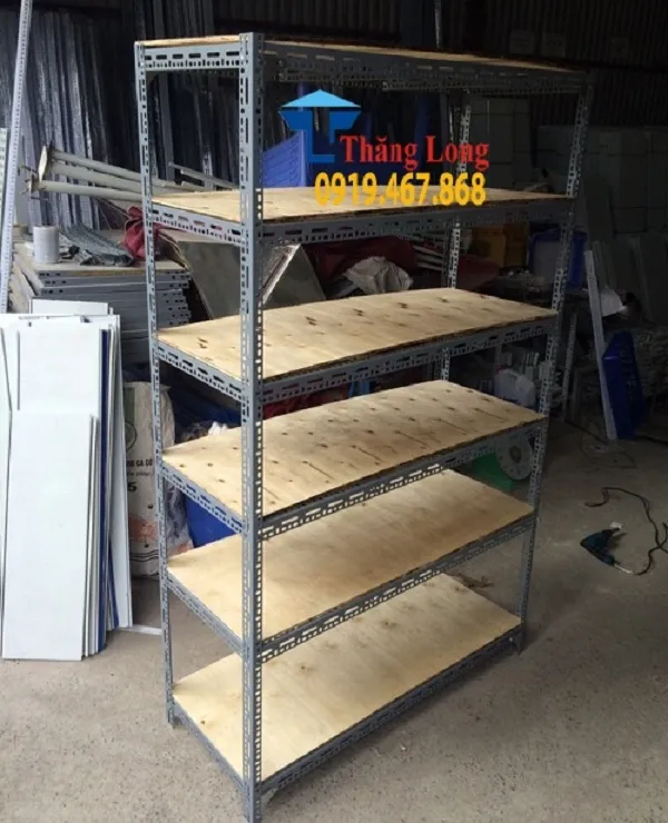 Mâm kệ sắt V lỗ bằng gỗ ép sơn bóng phù hợp lưu trữ hàng khô