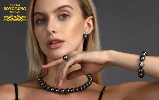 Phối đồ chuyên nghiệp với trang sức ngọc trai đen cho nhiều dịp khác nhau