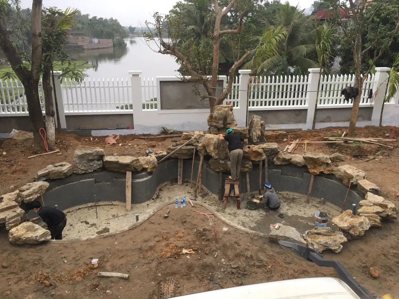 Quy trình đổ thành bê tông và trang trí tiểu cảnh cho hồ cá Koi