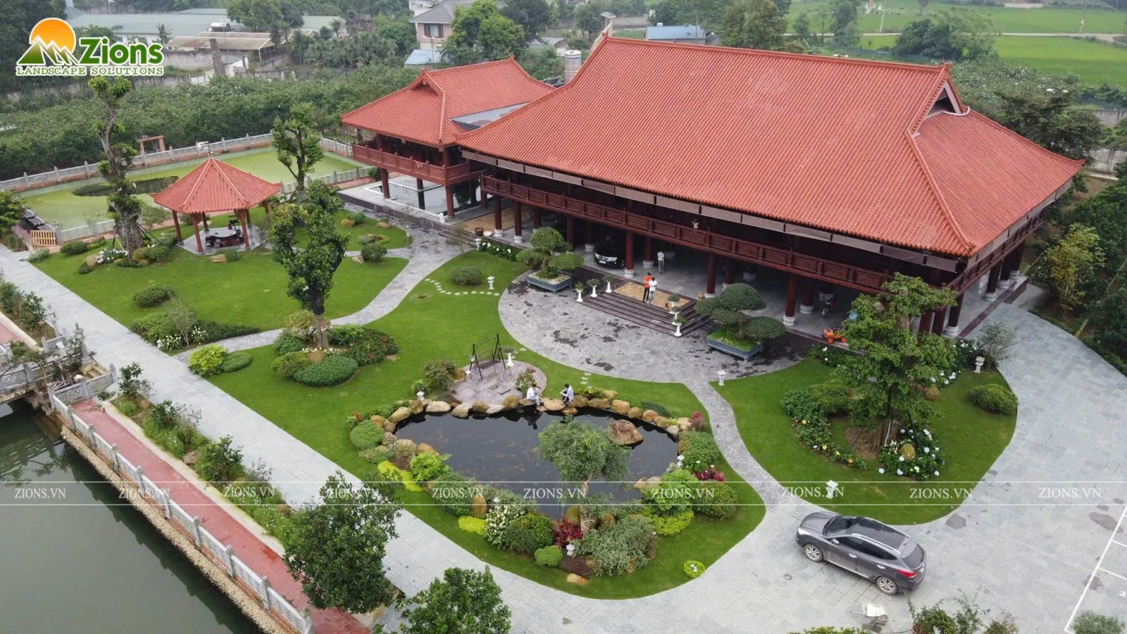 Hồ Cá Koi Ngoài trời Tại Khuôn Viên Nhà Vườn