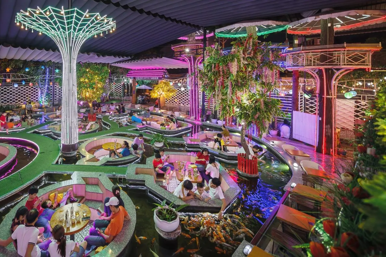 Thiết kế sang trọng, hiện đại của King Koi Coffee Garden