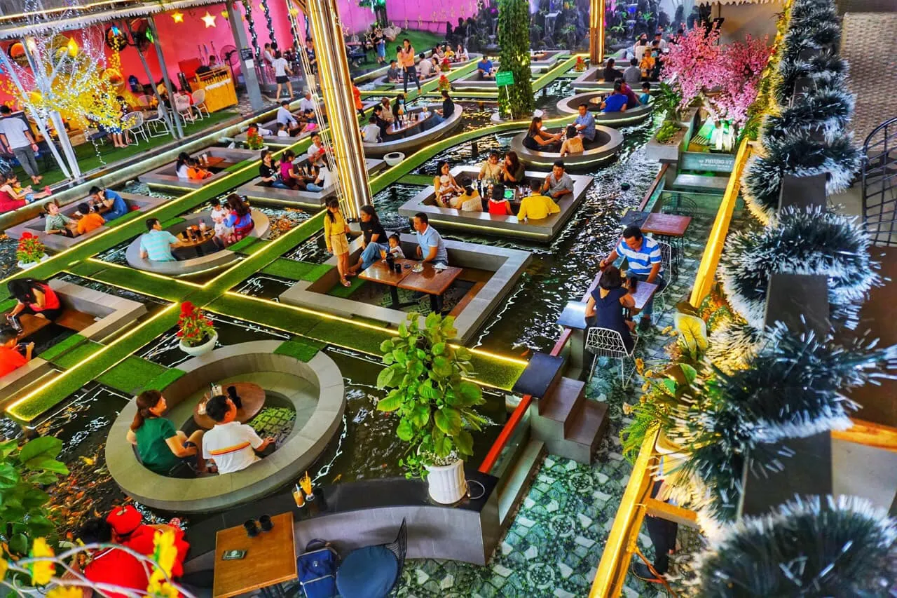 Góc ngồi bệt độc đáo giữa lòng hồ cá Koi Melody Coffee