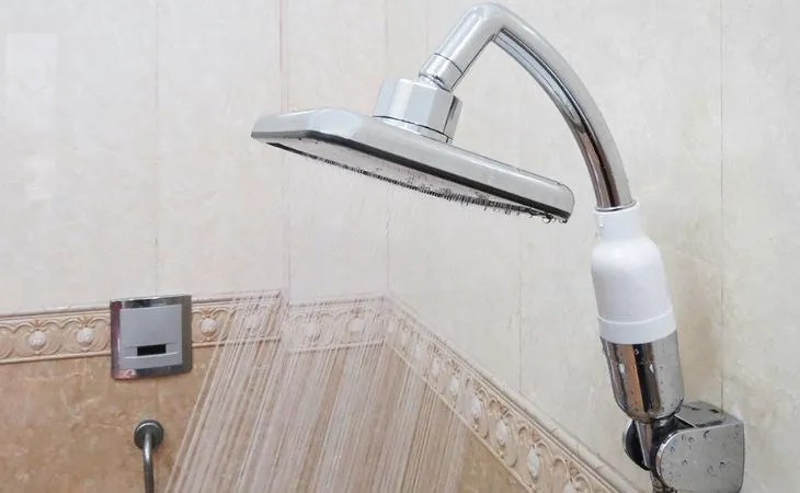 Tay sen tăng áp nóng lạnh nhựa có lõi lọc Vitamin C Eurolife EL-H145 dùng cho cả nước nóng và lạnh với lực phun mạnh mẽ kể cả áp lực nước yếu