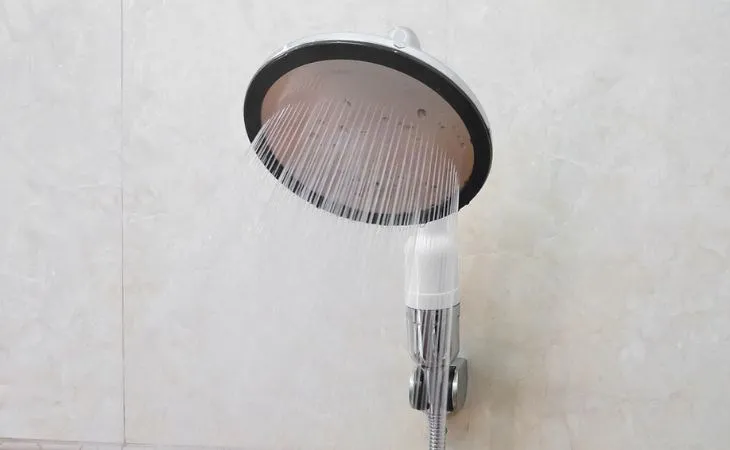 Tay sen tăng áp nóng lạnh nhựa có lõi lọc Vitamin C Eurolife EL-H146 có bộ lọc tạo hạt nano ion âm và vitamin C tạo dòng nước tươi mát, êm ái và thư giãn