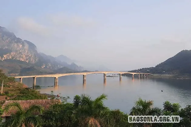 Lòng hồ thủy điện Sơn La ở Quỳnh Nhai không chỉ là điểm du lịch hấp dẫn