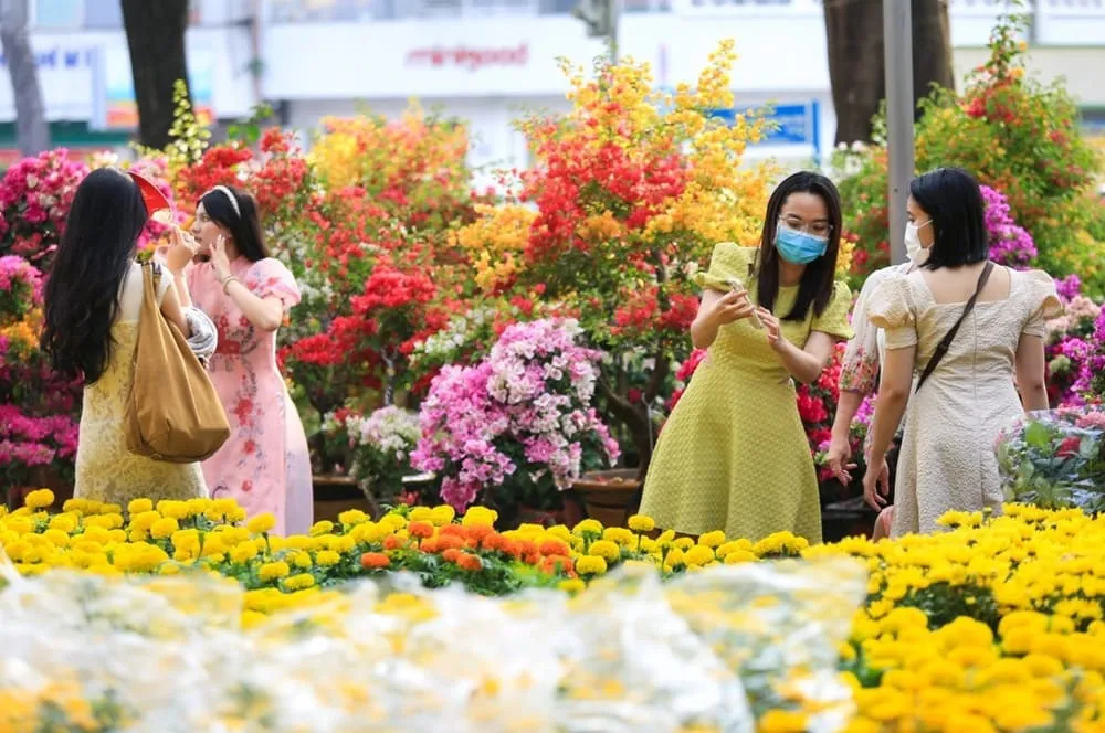 Nhà nhà đi mua sắm hoa Tết, duy trì phong tục truyền thống bao đời