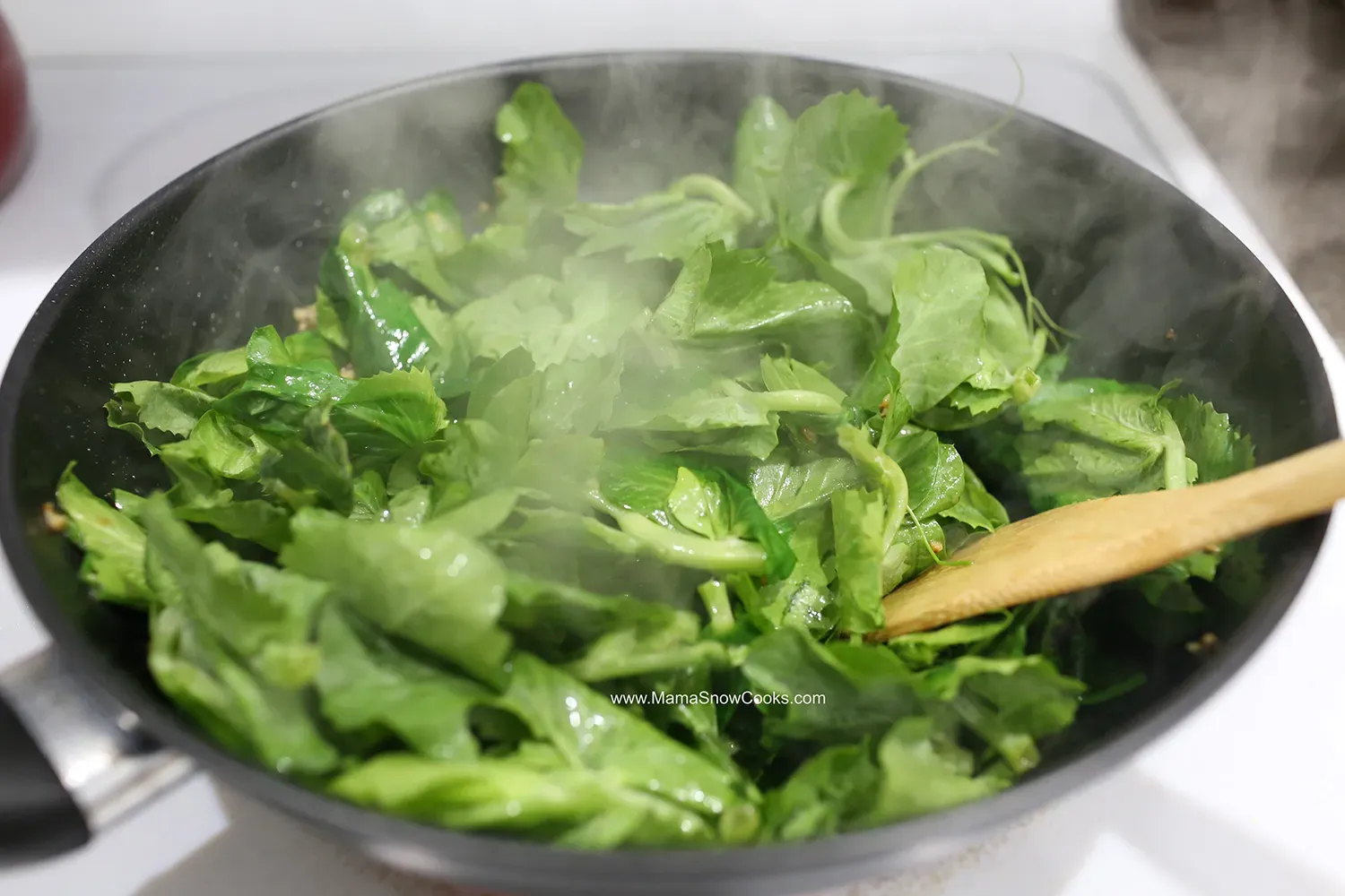 Thêm đọt đậu Hà Lan vào chảo và bắt đầu xào nhanh