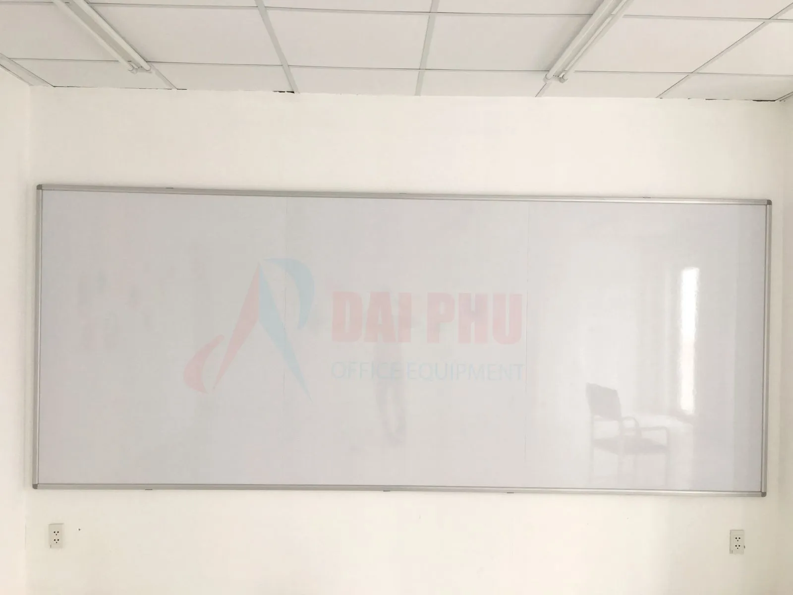 Hình ảnh thực tế lắp đặt bảng Foocmica tại một văn phòng hoặc trường học