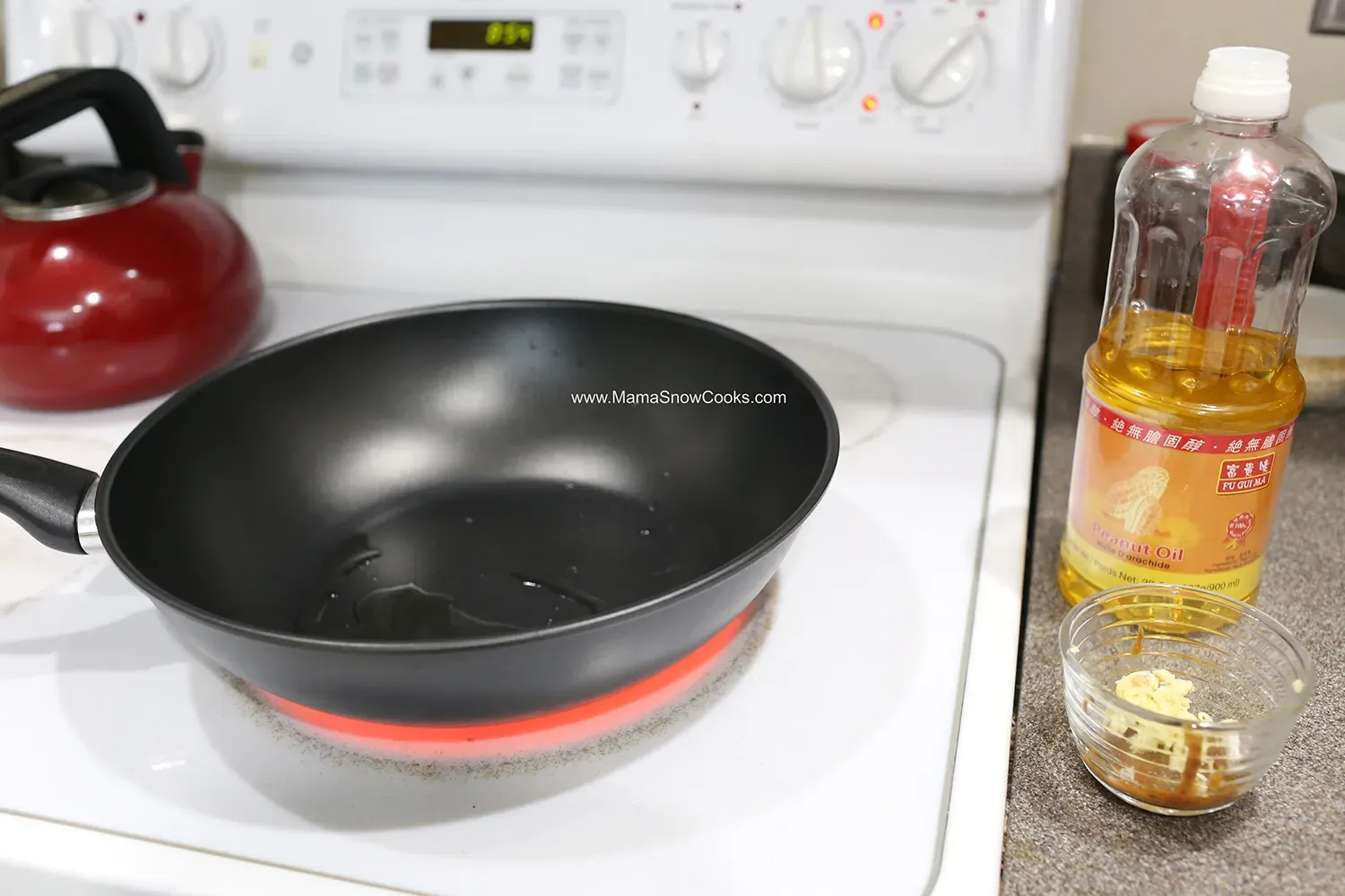 Tỏi đang được phi thơm trong chảo dầu nóng trên bếp