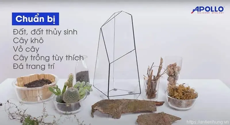 Dùng các miếng bìa carton để cố định phần đáy hồ sẽ giúp bạn dễ dàng thi công phần thân hồ terrarium hơn