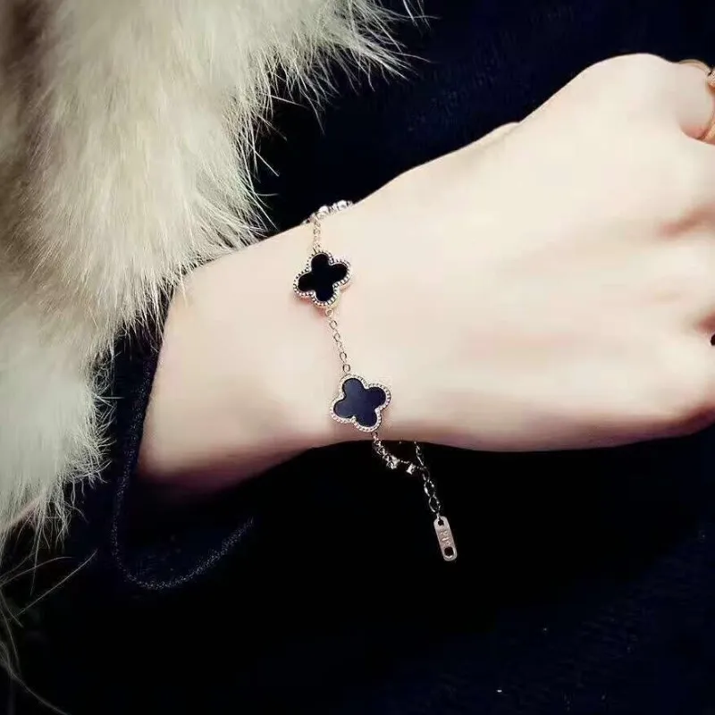 Vòng tay mặt cỏ may mắn đơn giản nhưng tinh tế