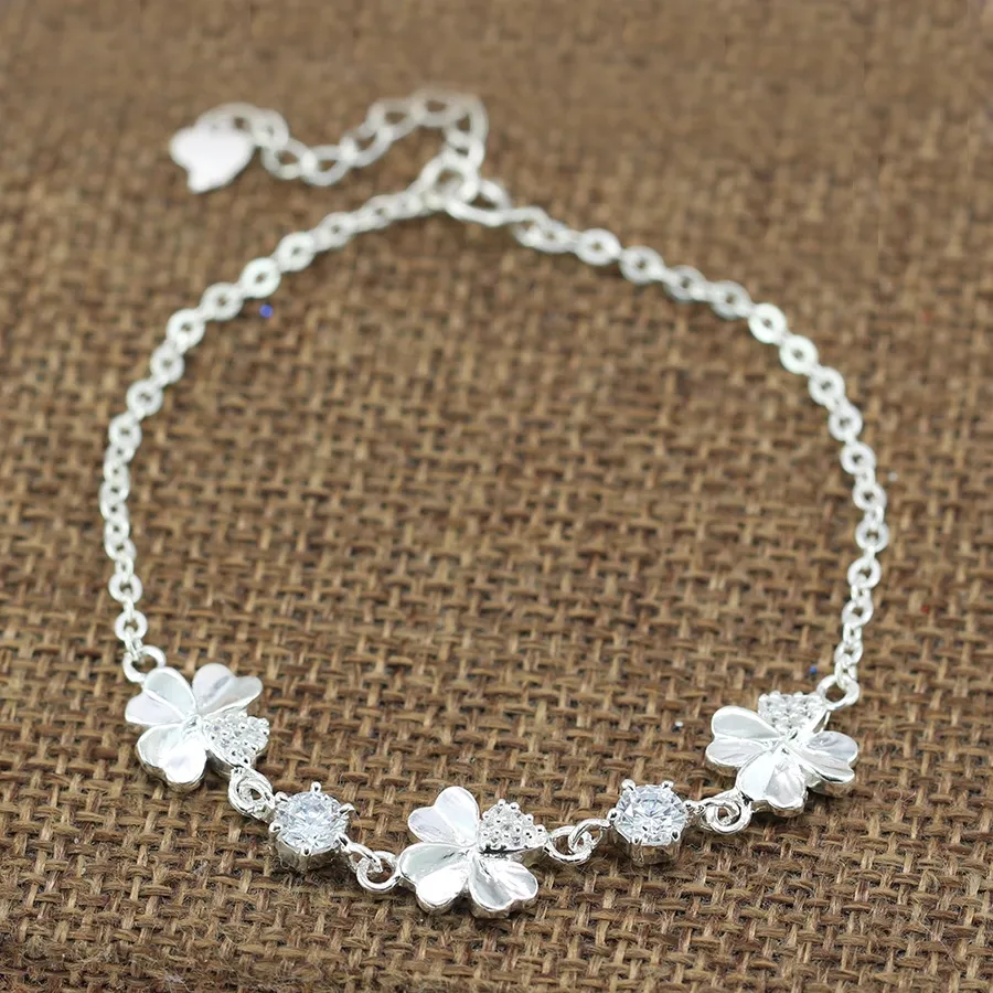 Lắc tay cỏ may mắn chế tác bằng bạc tinh xảo