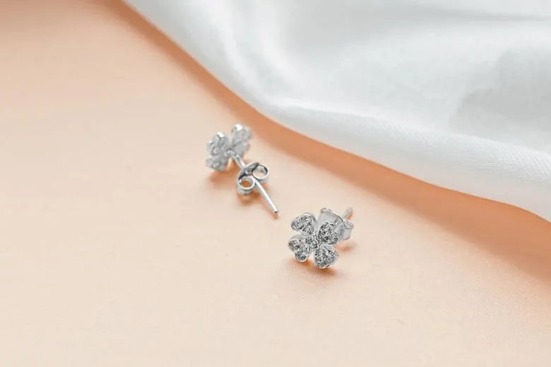 Đôi bông tai cỏ đinh lăng màu bạch kim trang nhã