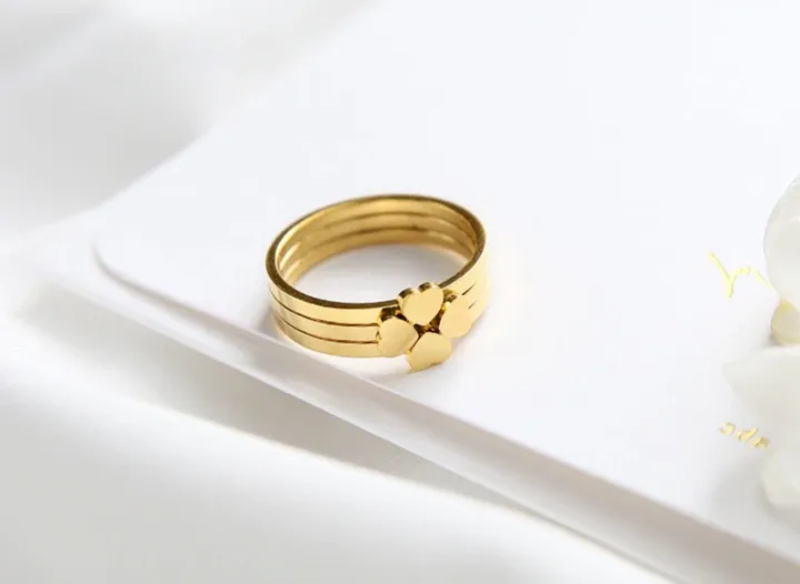 Nhẫn thiết kế hình cỏ 4 lá được đính đá lấp lánh