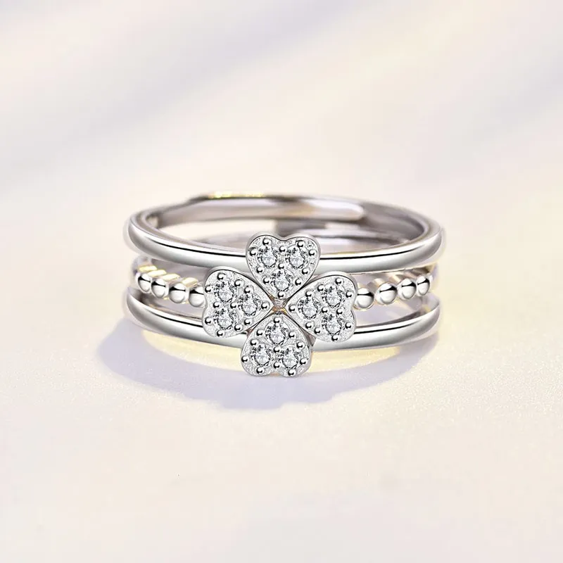 Một chiếc cỏ 4 lá được ép khô và đặt trên lòng bàn tay