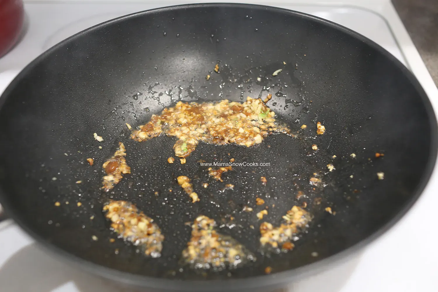 Từng mẻ rau được cho vào xào trên lửa lớn