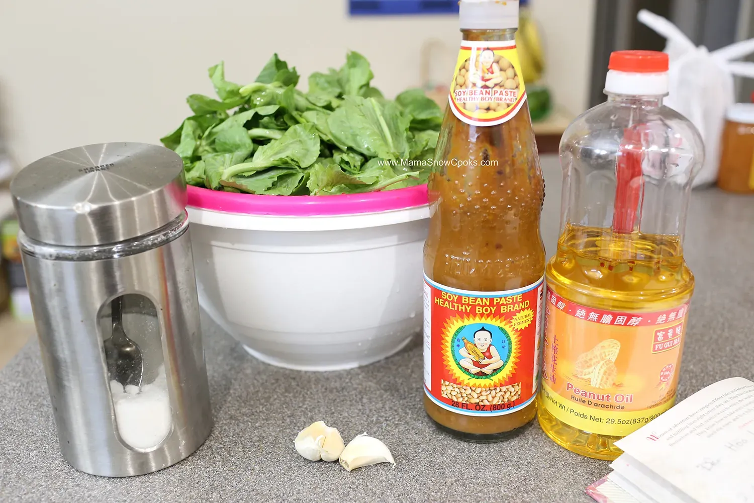 Đọt đậu Hà Lan tươi và các nguyên liệu cần thiết cho món xào tỏi