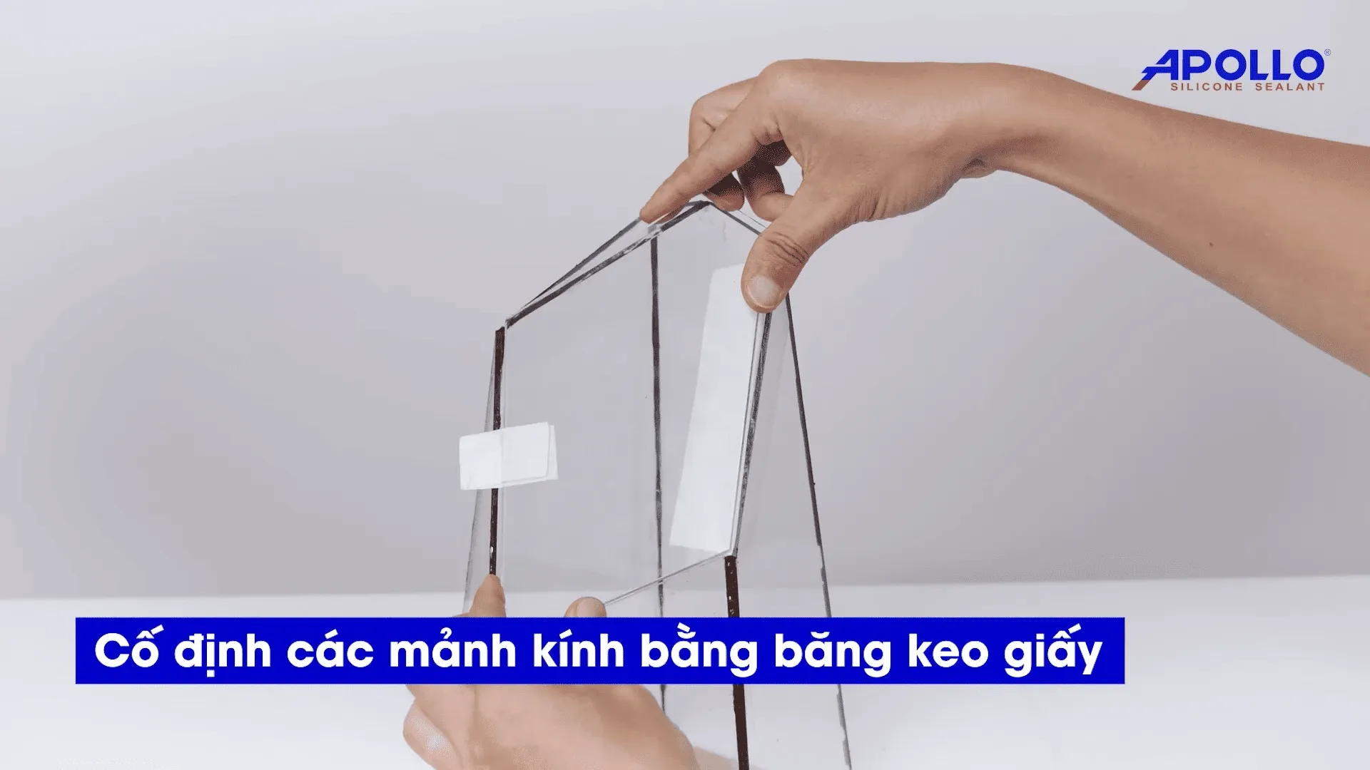 Quy trình dán phần nắp bể terrarium tương tự như dán phần đáy và phần thân