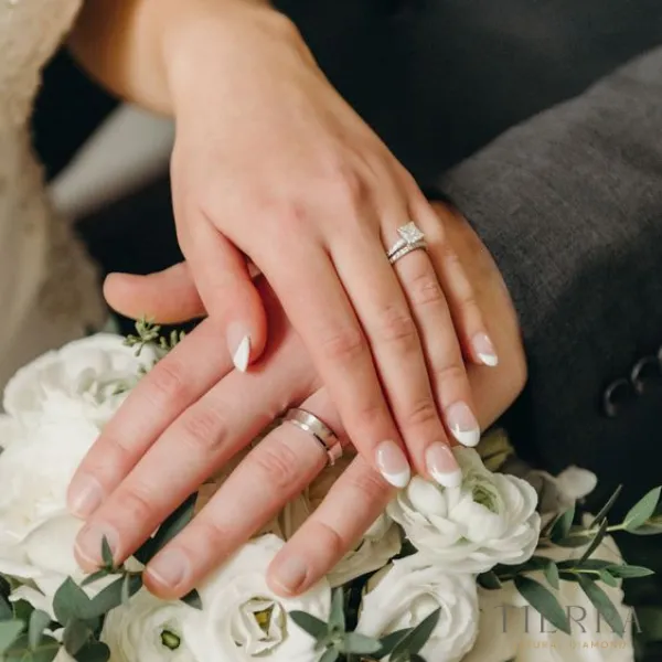 Nhẫn cưới đính hạt xoàn