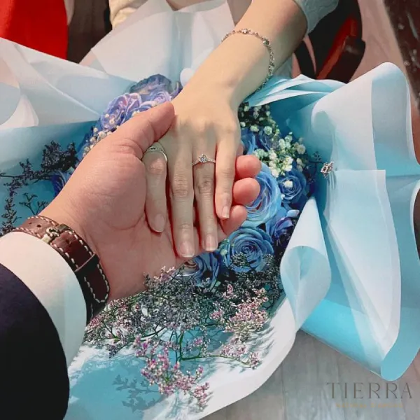 Nhẫn cầu hôn đính hạt xoàn