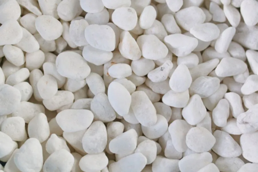 Cho cát trắng lên trên lớp xỉ than