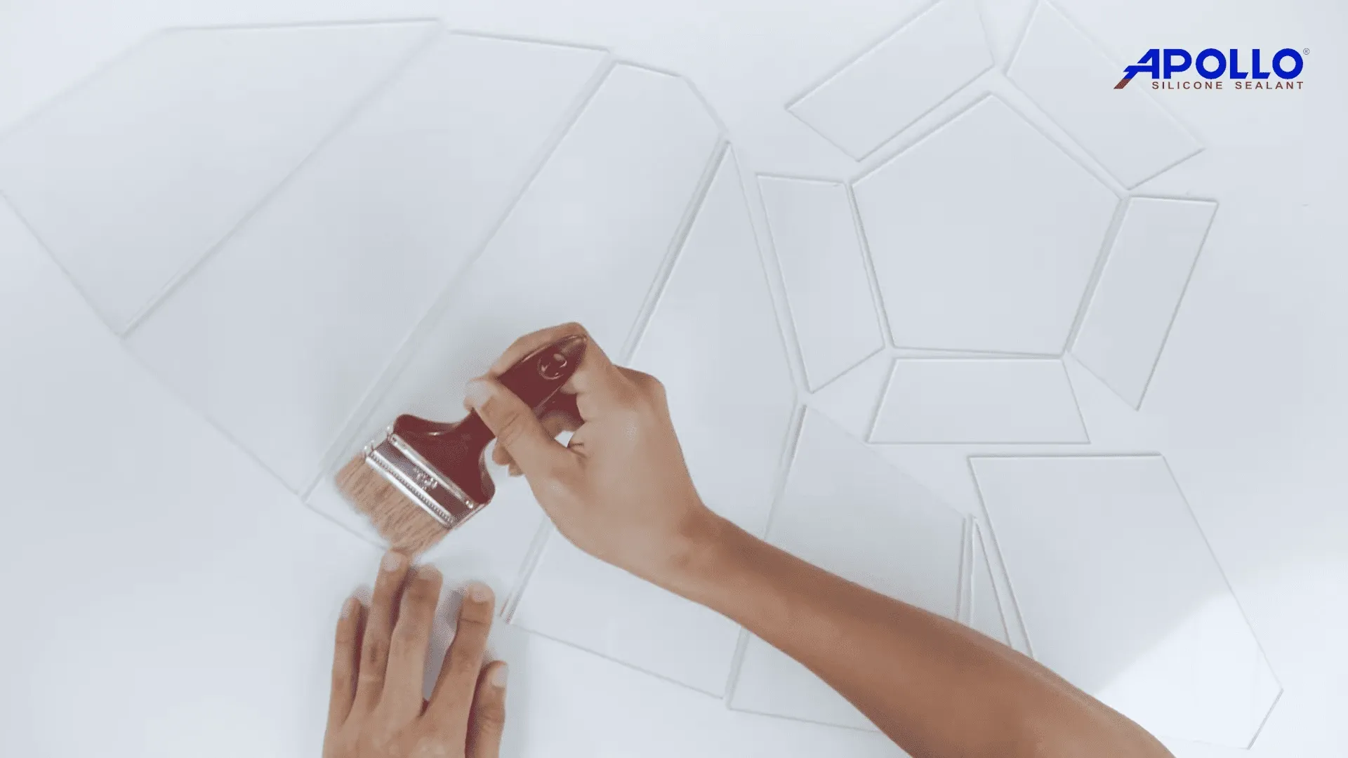 Sử dụng cọ quét để vệ sinh bề mặt kính trước khi thi công