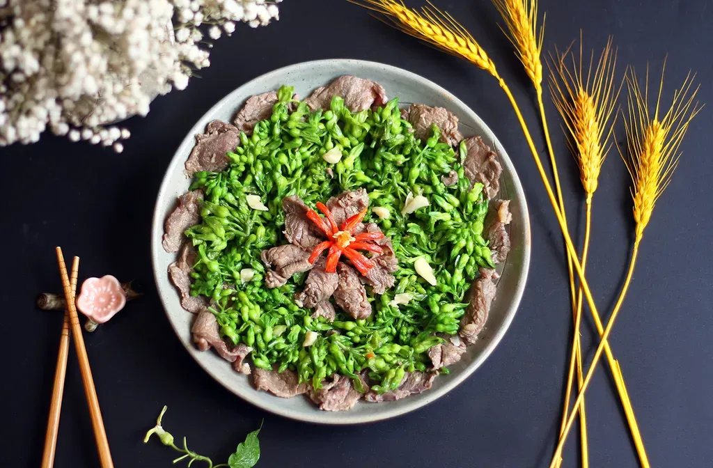 Hoa thiên lý xào thịt bò là một món ăn phổ biến tại Việt Nam và có tác dụng rất tốt trong việc hỗ trợ giảm đau xương khớp ở người già