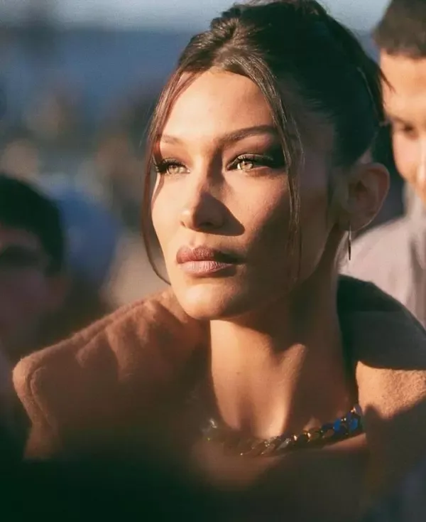 Kim Kardashian buộc tóc đuôi ngựa cao cùng tóc mái râu rồng