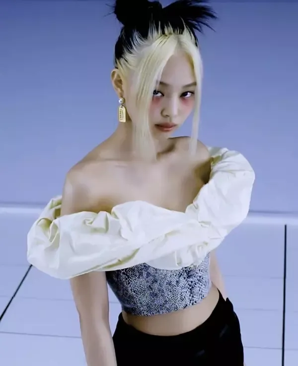 Jennie BlackPink với tóc mái râu rồng nhuộm hai màu sành điệu