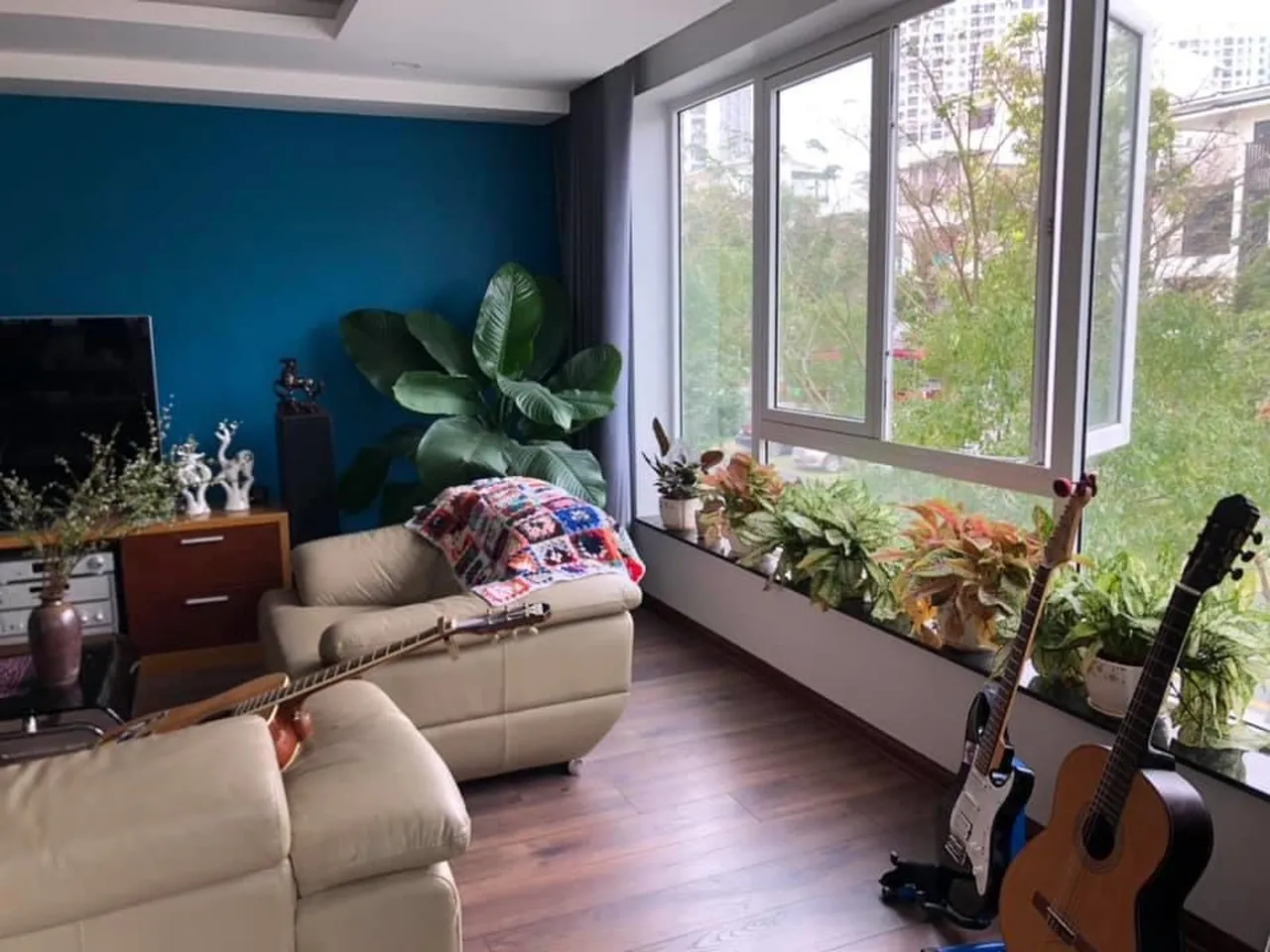 Mẹ đảm khéo tay “hóa biến” ban công thành vườn hoa giấy tuyệt đẹp ở Hà Nội - 10