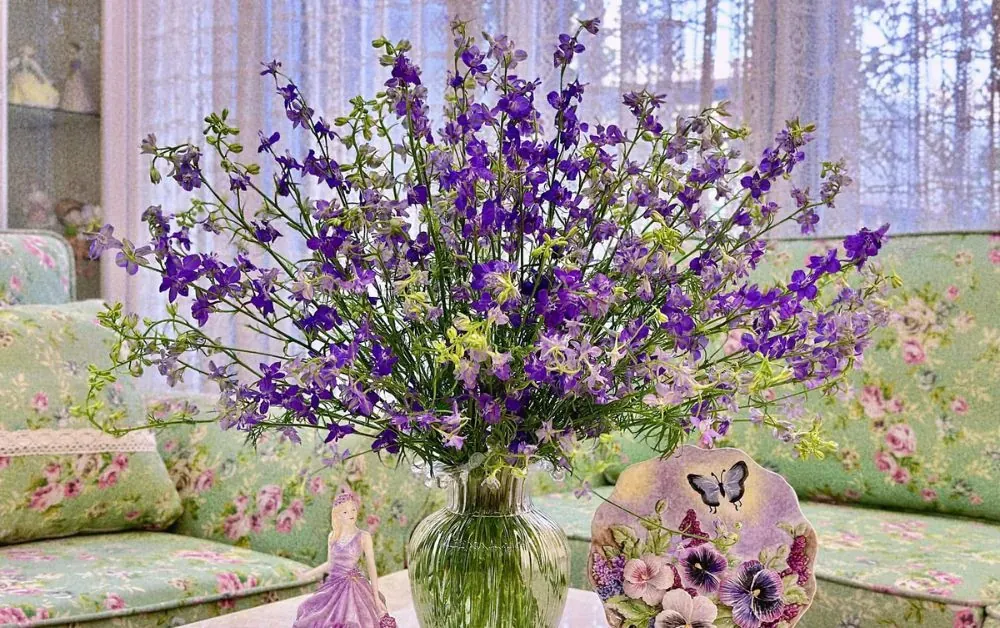 Hoa violet màu tím mang vẻ đẹp nhẹ nhàng, tinh tế cho không gian phòng tiếp khách dịp Tết đến