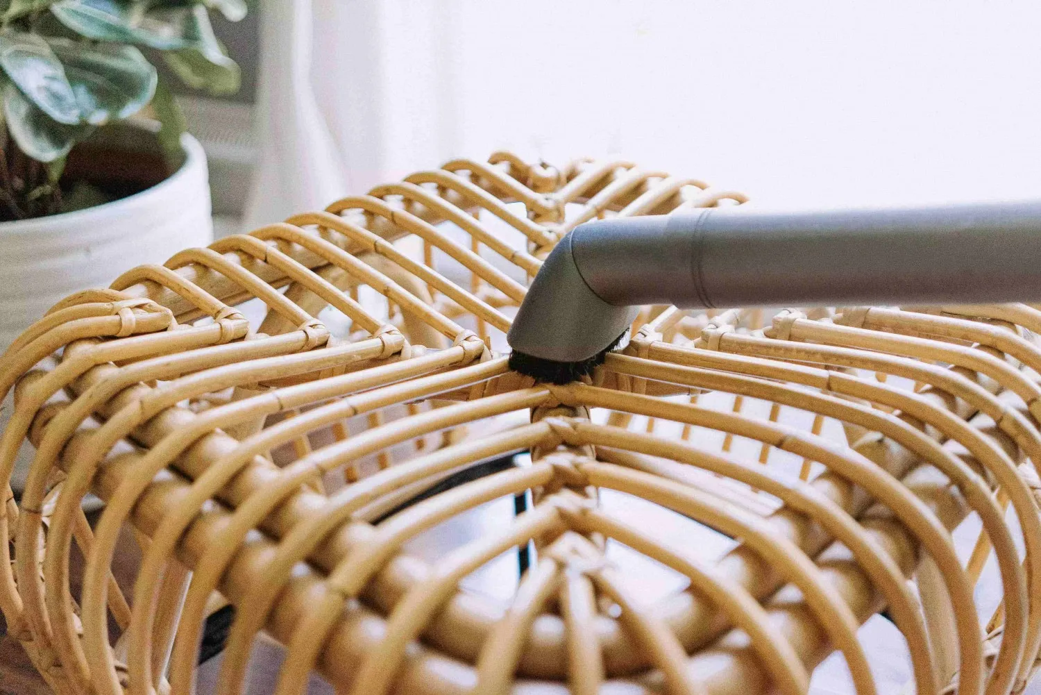 Thường xuyên vệ sinh là cách tốt nhất để bảo quản nội thất mây tre bền lâu